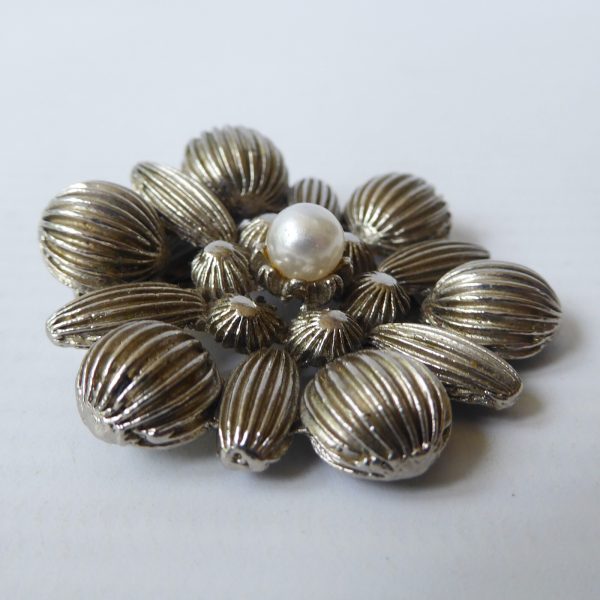 1950s 1960s silver tone and faux pearl scarf /collar clip. Vintage retro costume - Image 7