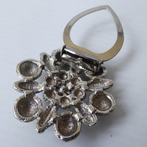 1950s 1960s silver tone and faux pearl scarf /collar clip. Vintage retro costume - Image 9
