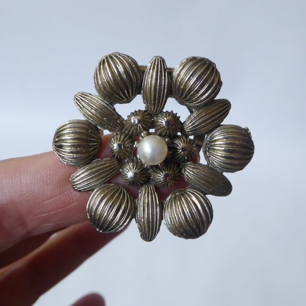 1950s 1960s silver tone and faux pearl scarf /collar clip. Vintage retro costume - Image 10
