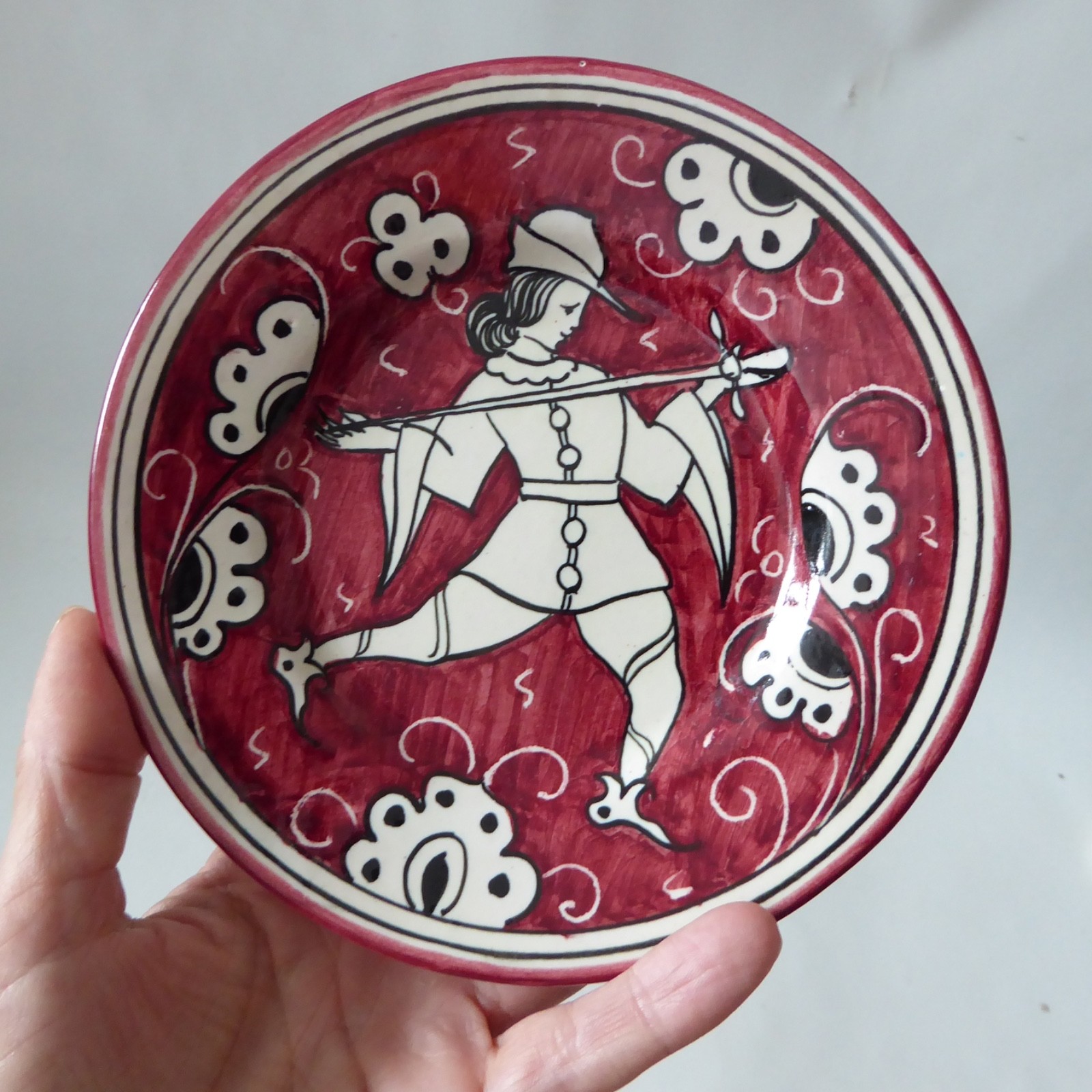 1966 vintage hand-painted Italian Majolica ceramic wall plate from Deruta, Italy - Image 5
