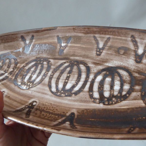 1970s brown Cinque Ports Pottery big 70s studio pottery dish The Monastery, Rye - Image 10