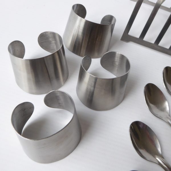 1970s stainless steel vintage breakfast set: toast rack, egg cups, napkin rings - Image 6