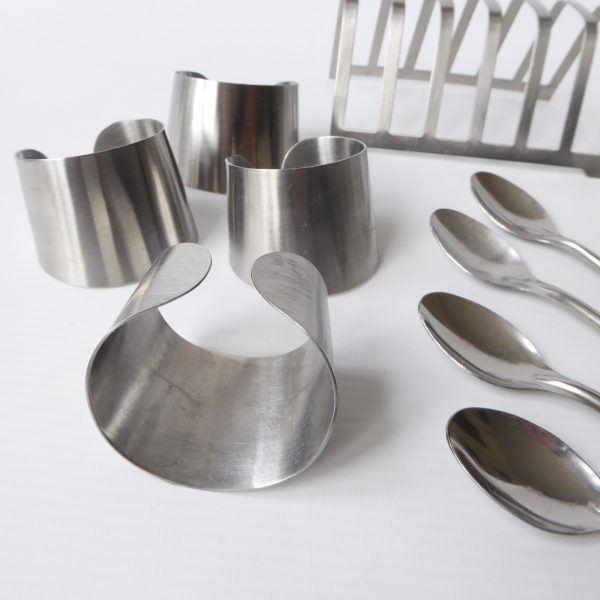 1970s stainless steel vintage breakfast set: toast rack, egg cups, napkin rings - Image 7