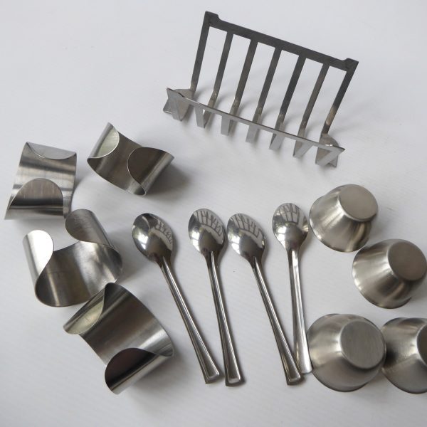 1970s stainless steel vintage breakfast set: toast rack, egg cups, napkin rings - Image 10