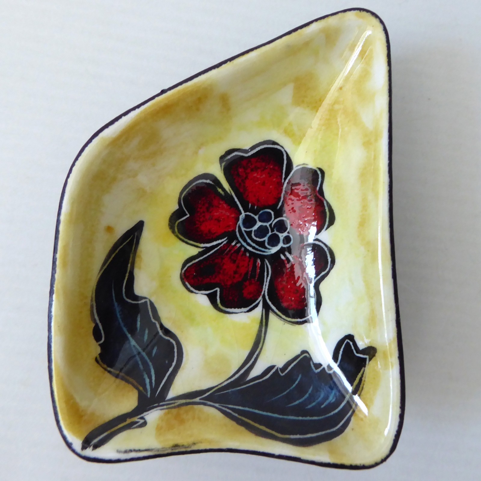 Italian mid century ceramic pin dish, leather backed. Red flower sgraffito retro - Image 3