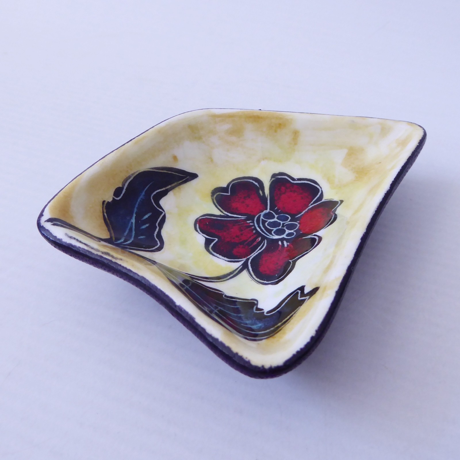 Italian mid century ceramic pin dish, leather backed. Red flower sgraffito retro - Image 5