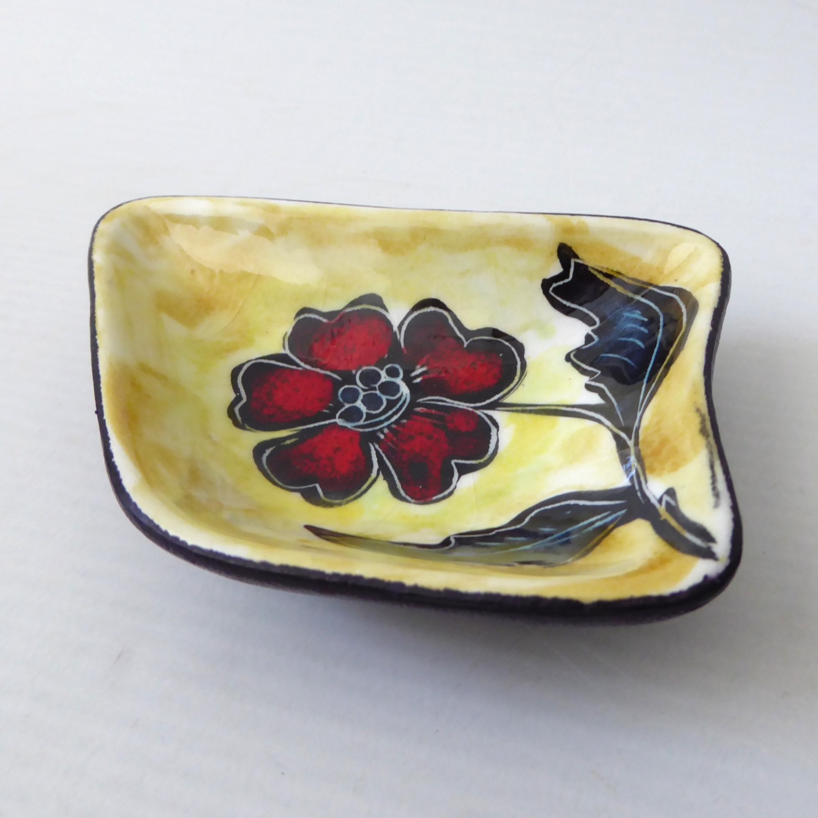 Italian mid century ceramic pin dish, leather backed. Red flower sgraffito retro - Image 6
