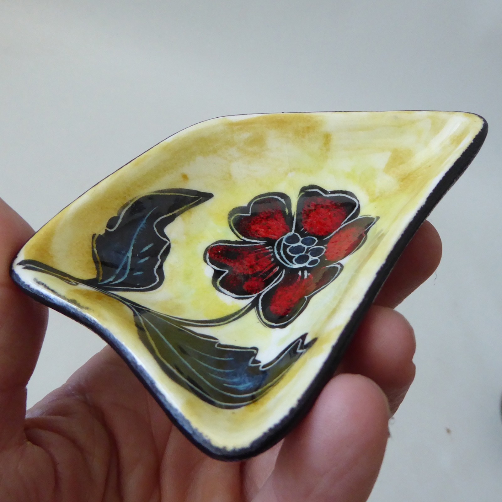 Italian mid century ceramic pin dish, leather backed. Red flower sgraffito retro - Image 7