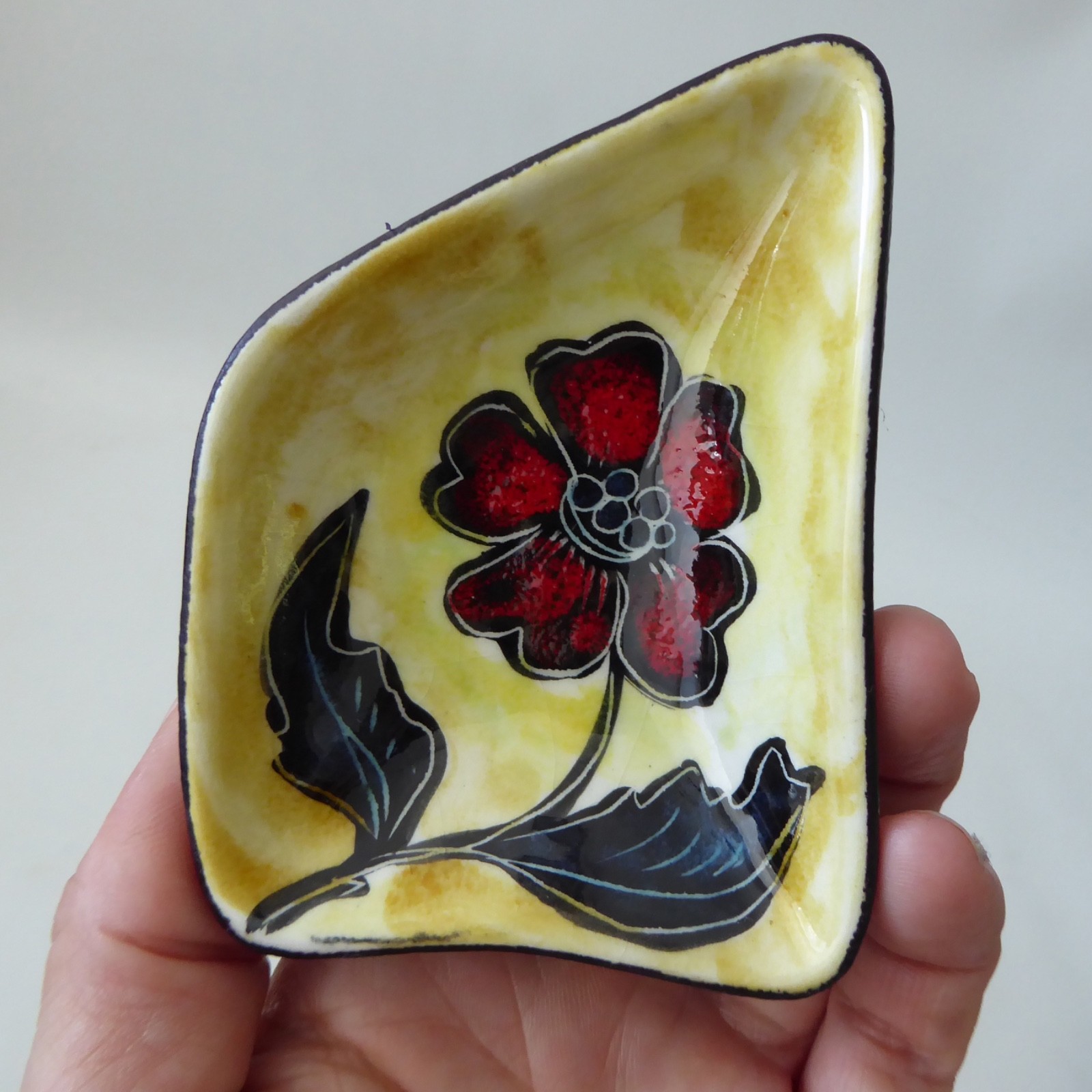 Italian mid century ceramic pin dish, leather backed. Red flower sgraffito retro - Image 8