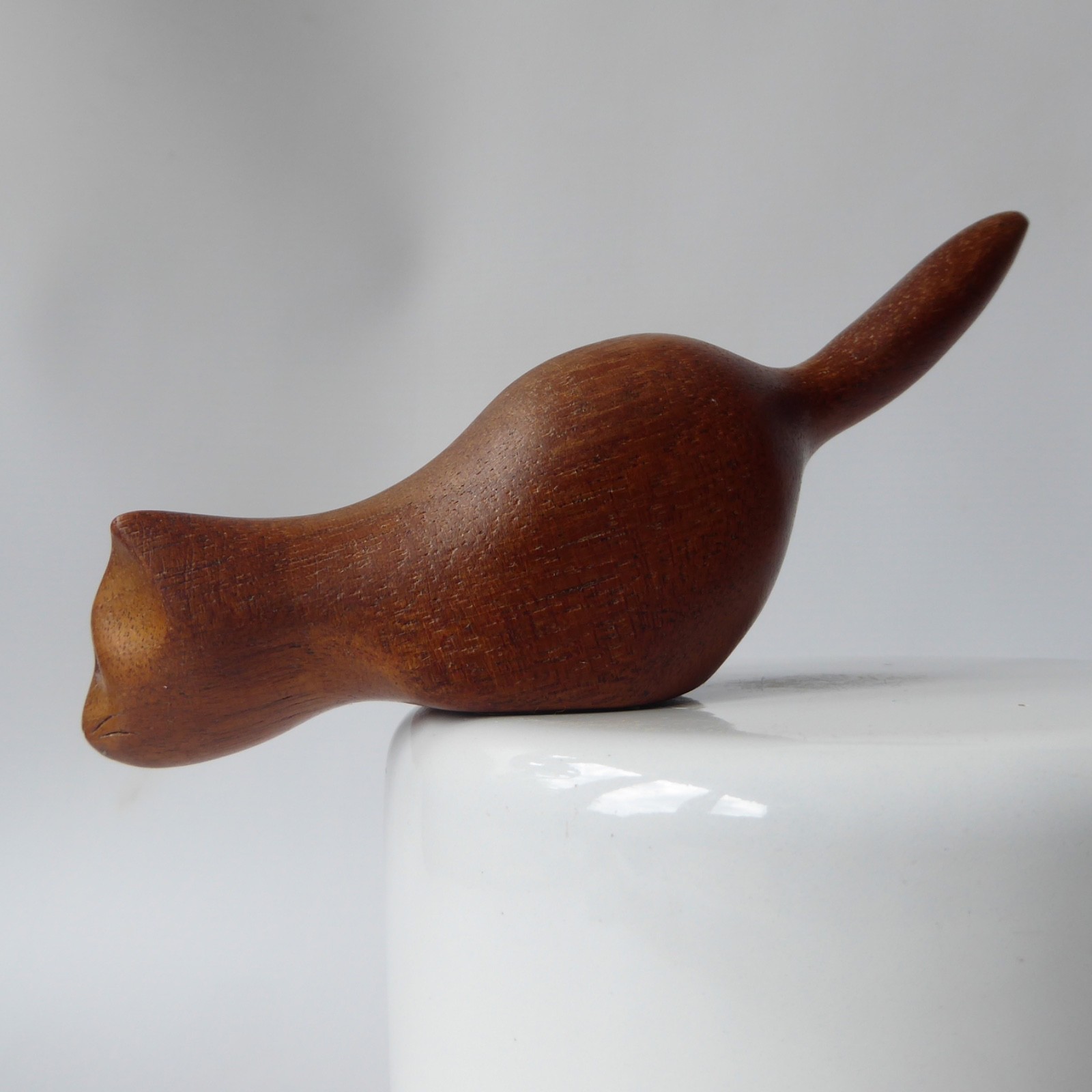 John Hunter carved mahogany wooden cat figurine, modernist minimalist crouching - Image 3