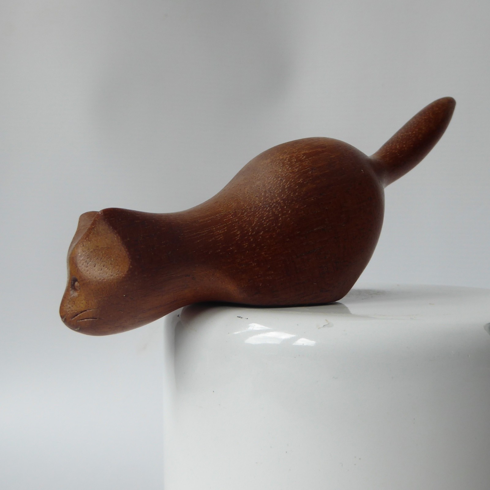 John Hunter carved mahogany wooden cat figurine, modernist minimalist crouching - Image 4