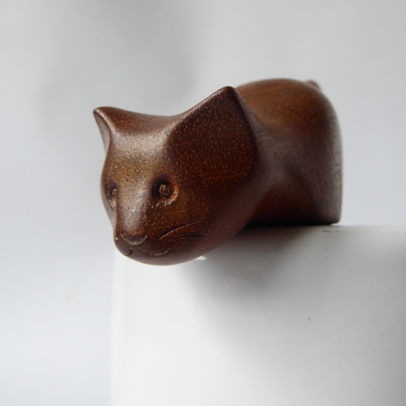 John Hunter carved mahogany wooden cat figurine, modernist minimalist crouching - Image 5