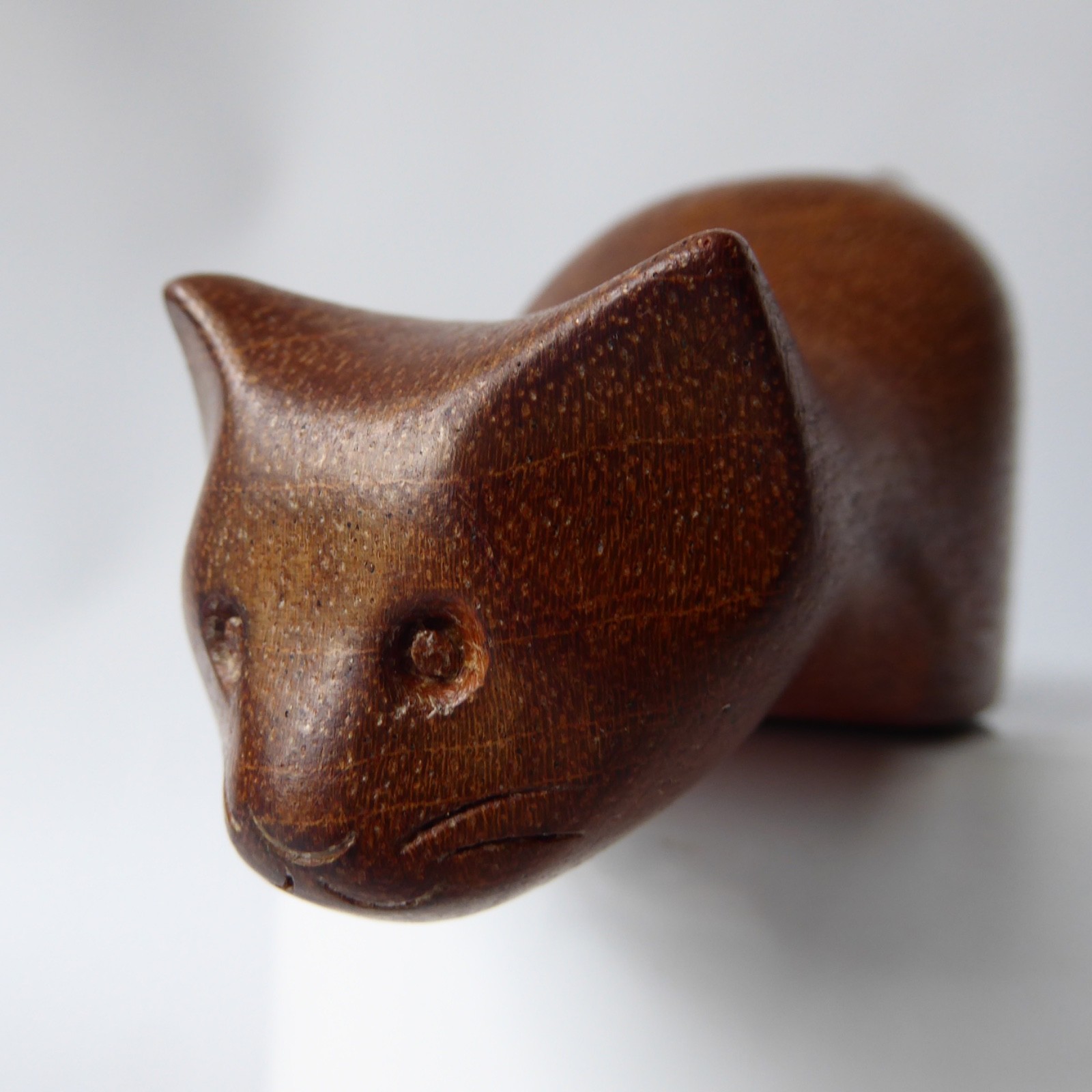 John Hunter carved mahogany wooden cat figurine, modernist minimalist crouching - Image 6