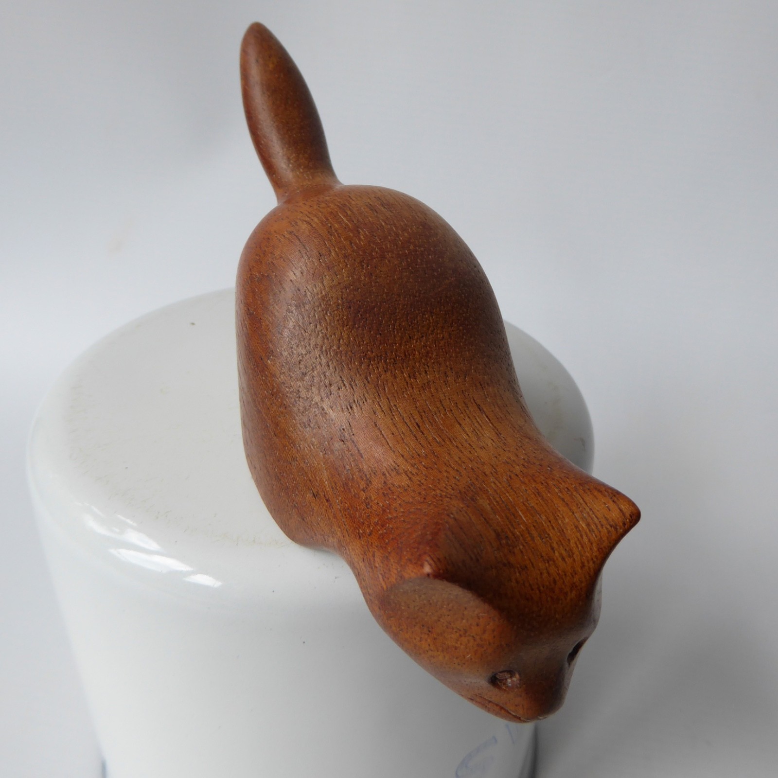 John Hunter carved mahogany wooden cat figurine, modernist minimalist crouching - Image 7