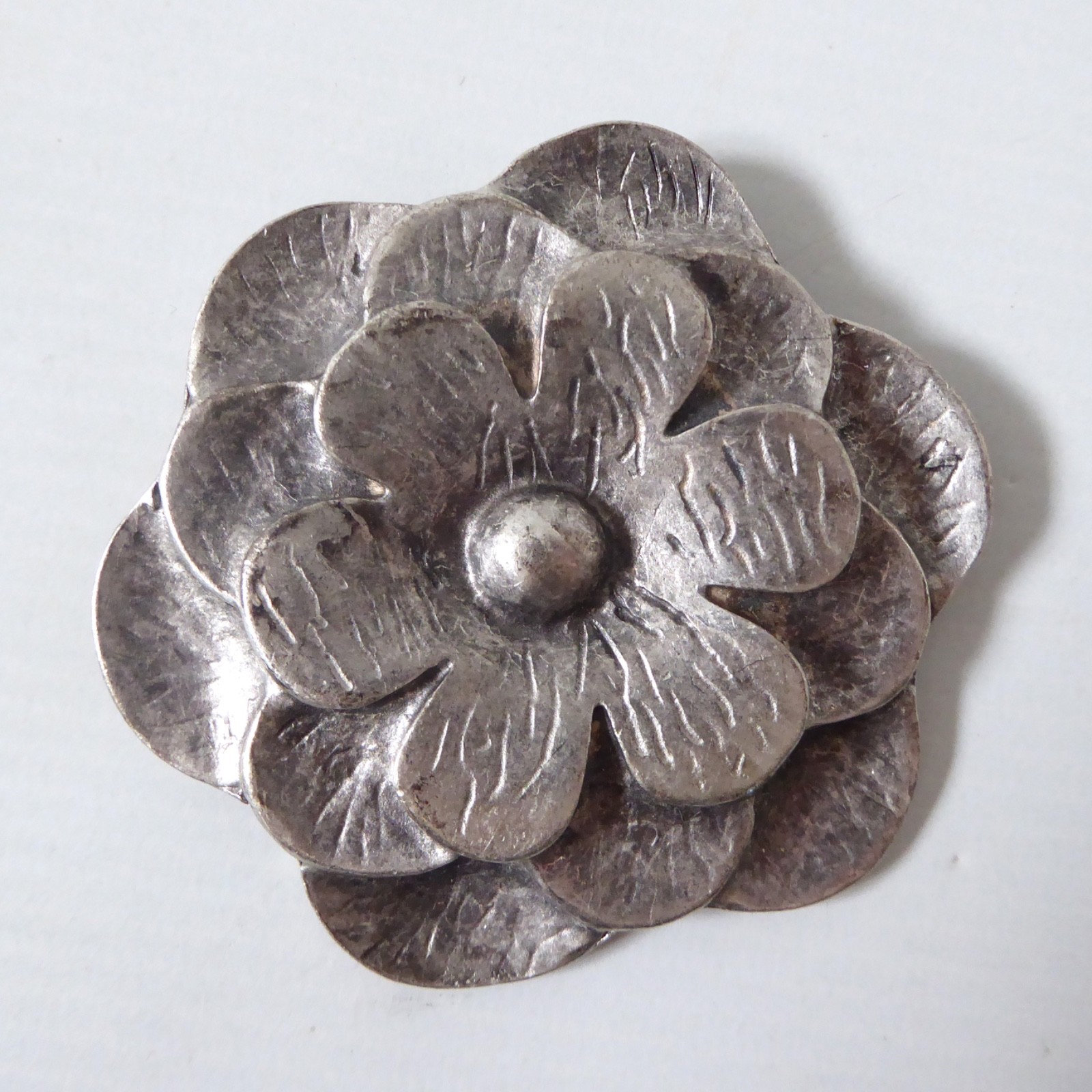 Large pewter flower brooch, retro vintage style. Statement 7cm metal silvery - Image 3