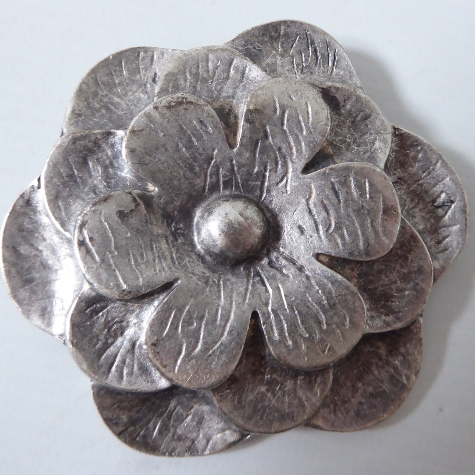 Large pewter flower brooch, retro vintage style. Statement 7cm metal silvery - Image 4