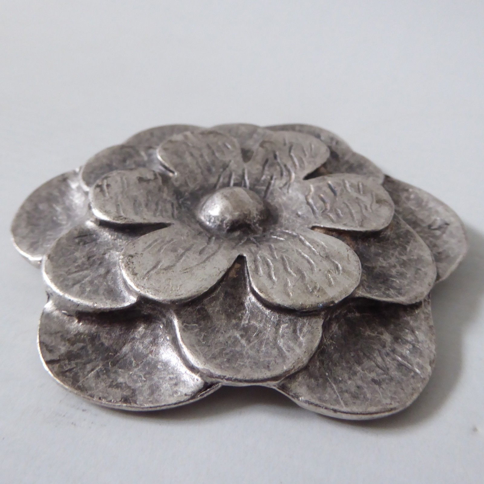 Large pewter flower brooch, retro vintage style. Statement 7cm metal silvery - Image 5