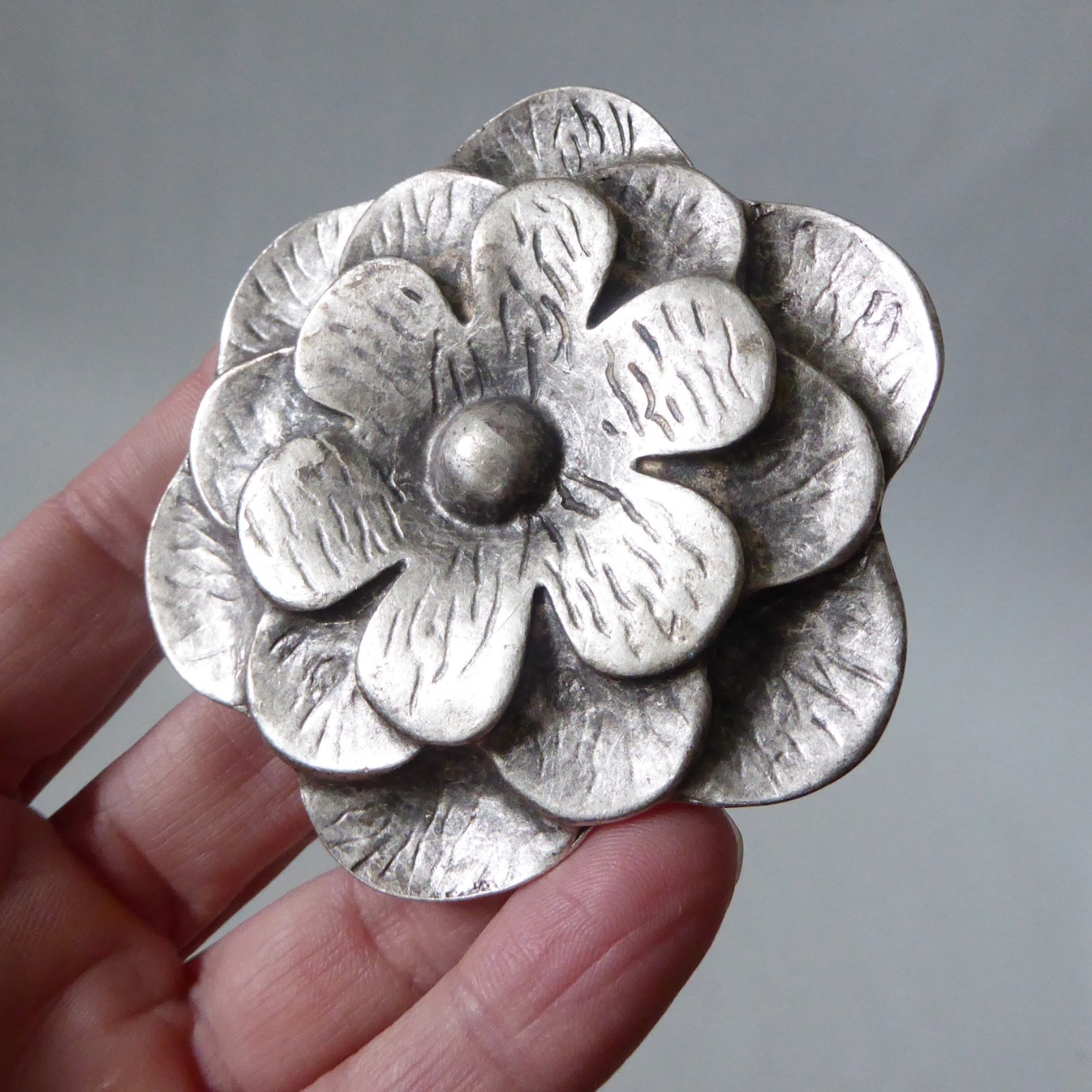 Large pewter flower brooch, retro vintage style. Statement 7cm metal silvery - Image 6