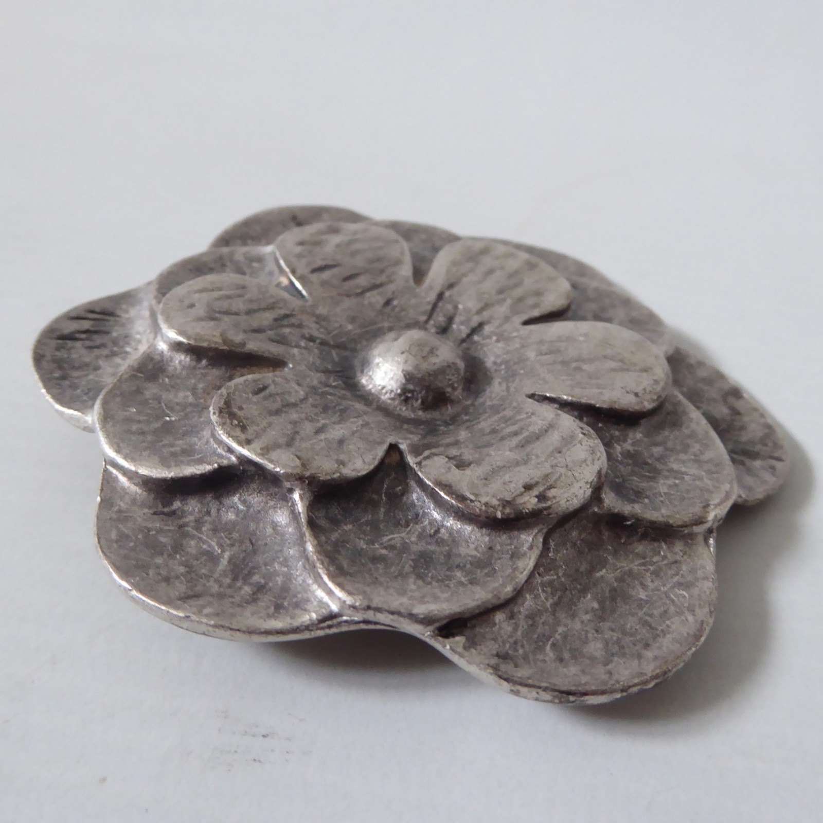 Large pewter flower brooch, retro vintage style. Statement 7cm metal silvery - Image 7
