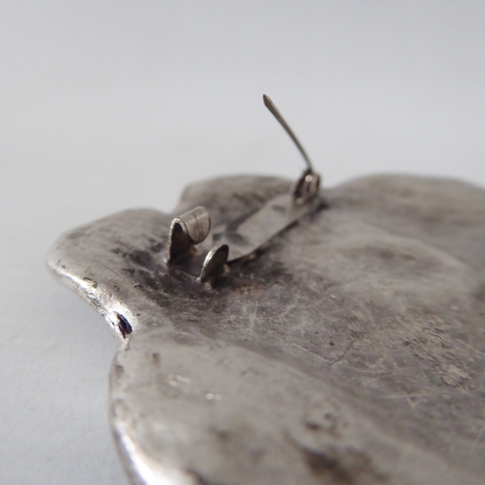 Large pewter flower brooch, retro vintage style. Statement 7cm metal silvery - Image 9