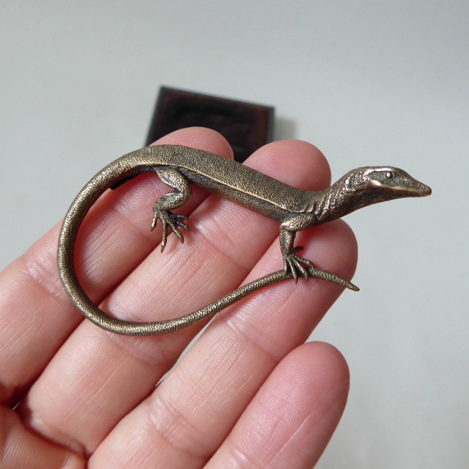 Ruth Waterhouse Tasmania bronze lizard/gecko realism brooch. Cast metal reptile - Image 11