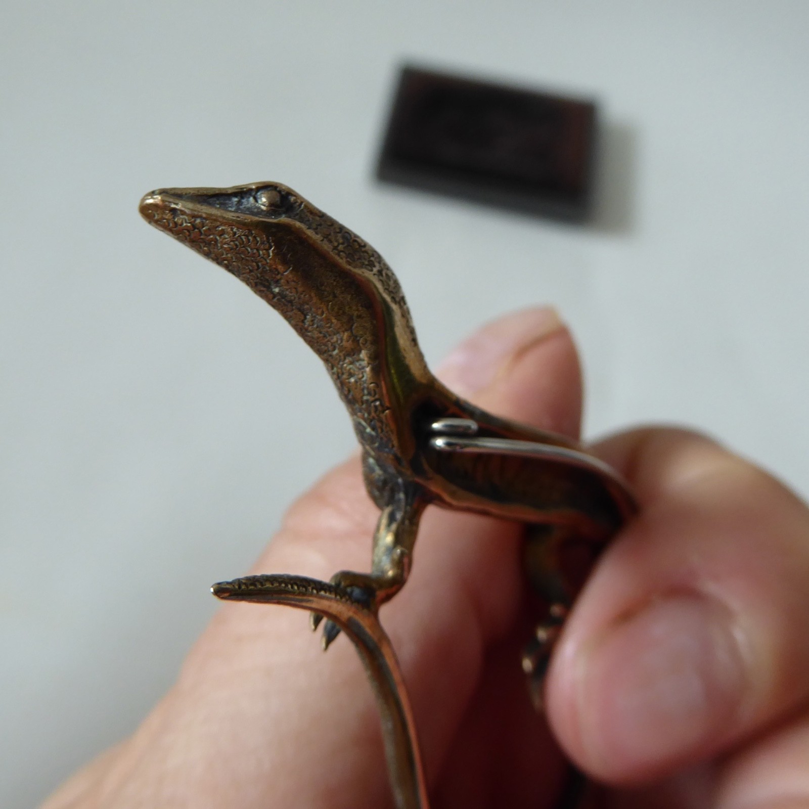 Ruth Waterhouse Tasmania bronze lizard/gecko realism brooch. Cast metal reptile - Image 12