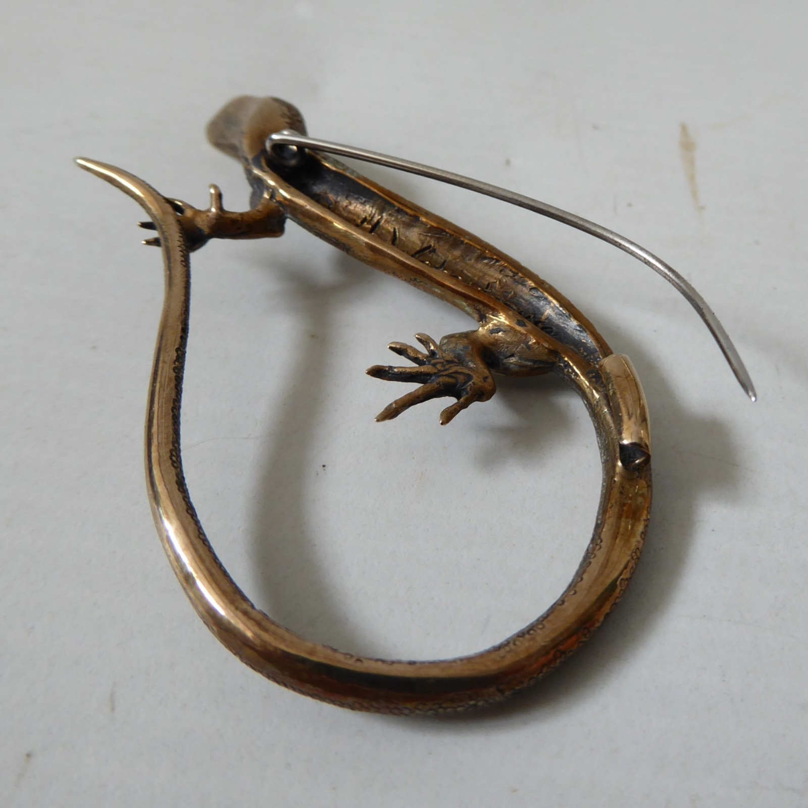 Ruth Waterhouse Tasmania bronze lizard/gecko realism brooch. Cast metal reptile - Image 14