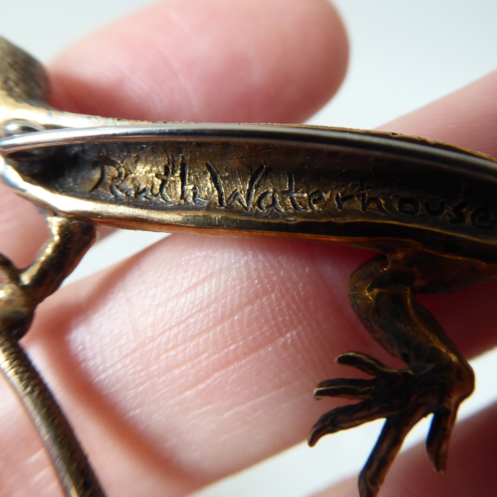 Ruth Waterhouse Tasmania bronze lizard/gecko realism brooch. Cast metal reptile - Image 15