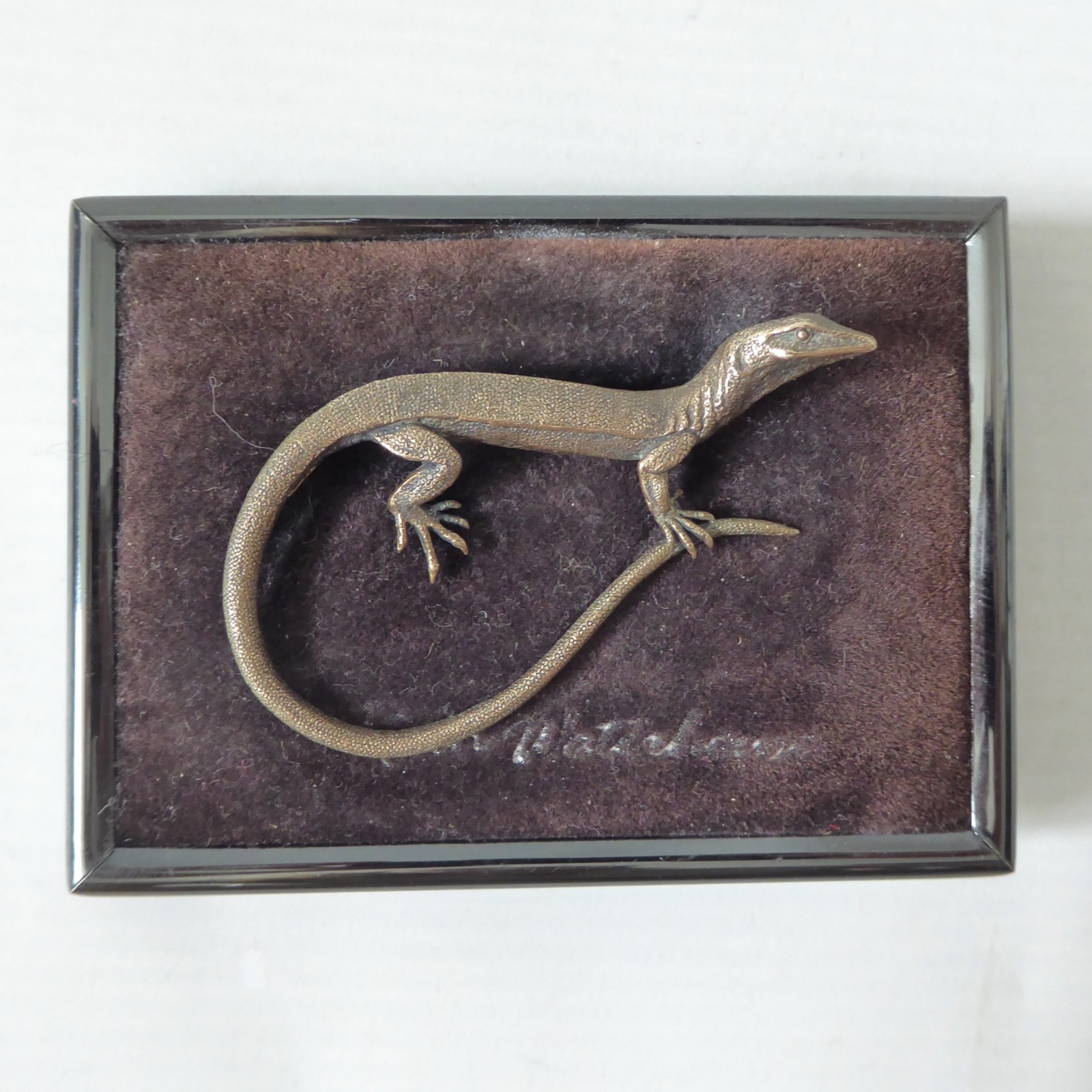 Ruth Waterhouse Tasmania bronze lizard/gecko realism brooch. Cast metal reptile - Image 3