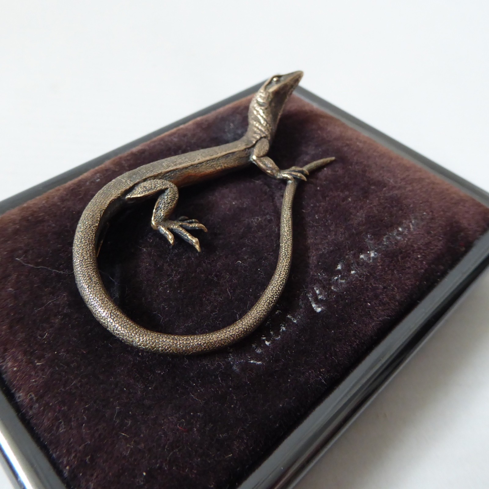 Ruth Waterhouse Tasmania bronze lizard/gecko realism brooch. Cast metal reptile - Image 4
