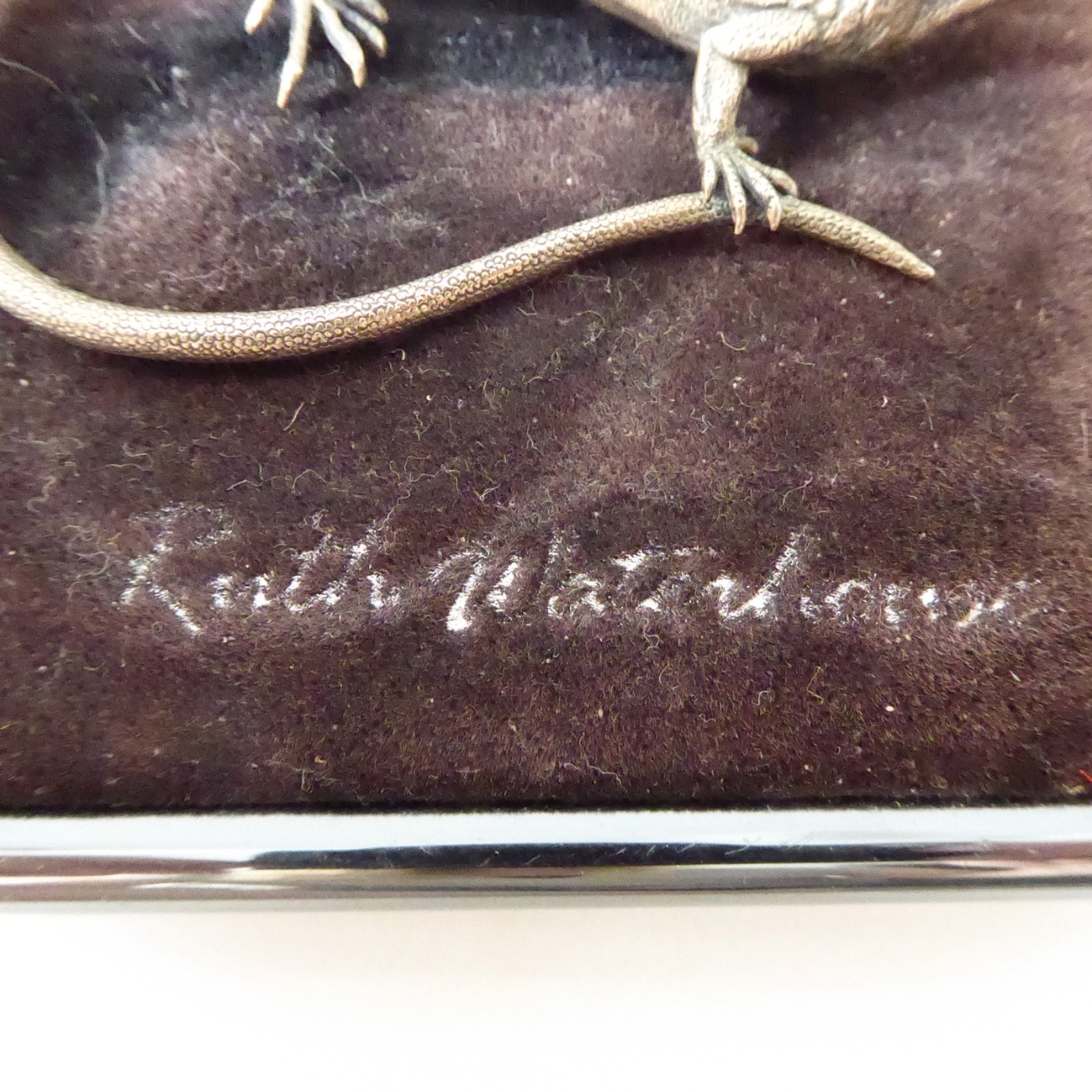 Ruth Waterhouse Tasmania bronze lizard/gecko realism brooch. Cast metal reptile - Image 5