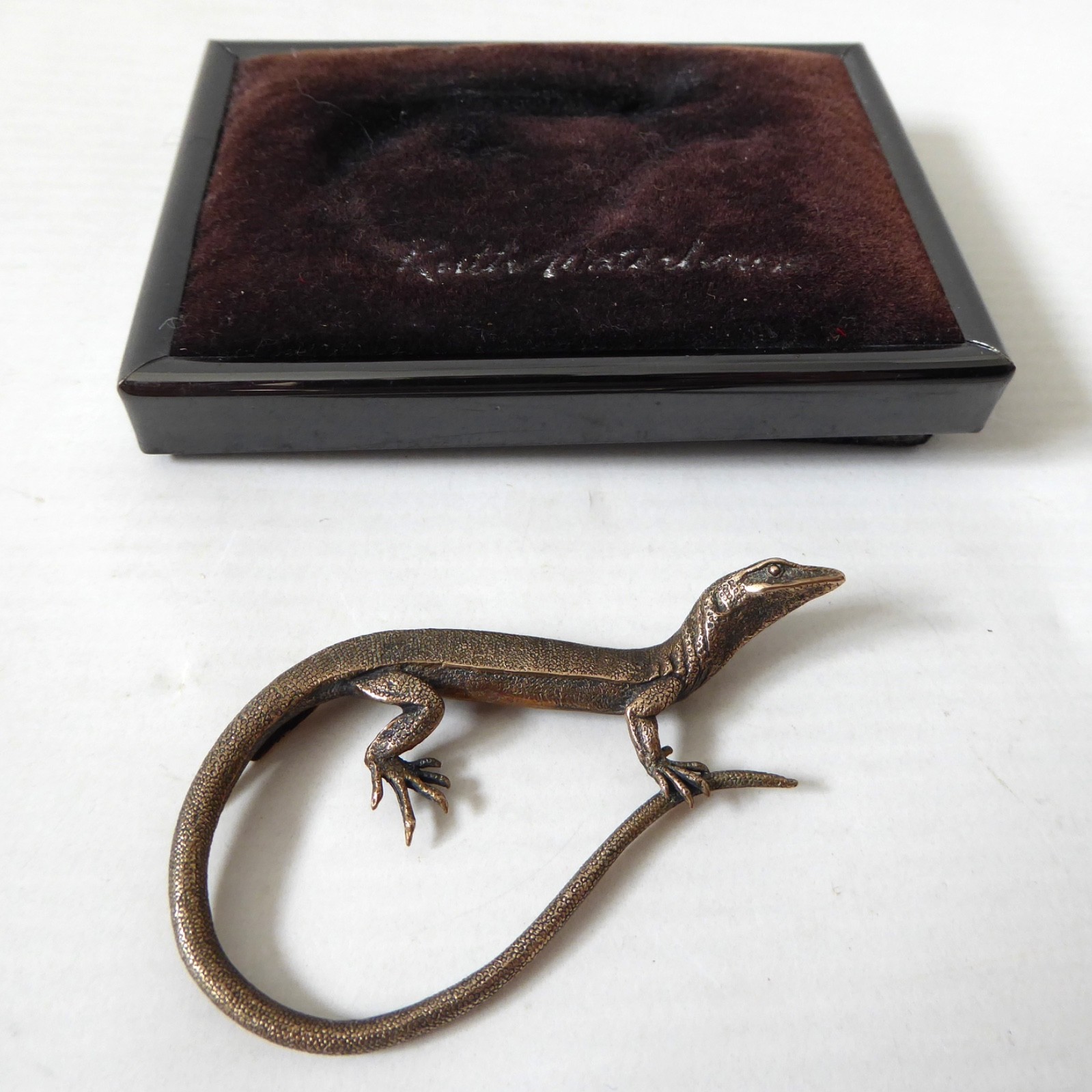 Ruth Waterhouse Tasmania bronze lizard/gecko realism brooch. Cast metal reptile - Image 7