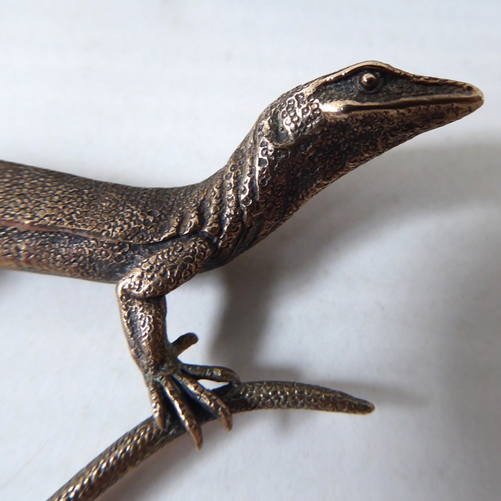 Ruth Waterhouse Tasmania bronze lizard/gecko realism brooch. Cast metal reptile - Image 8
