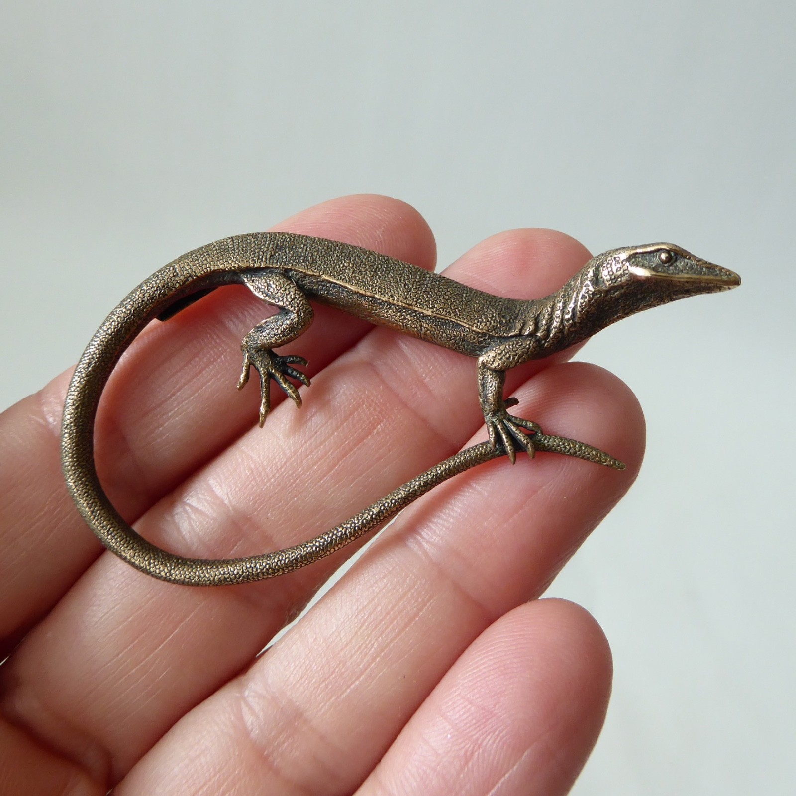 Ruth Waterhouse Tasmania bronze lizard/gecko realism brooch. Cast metal reptile - Image 9
