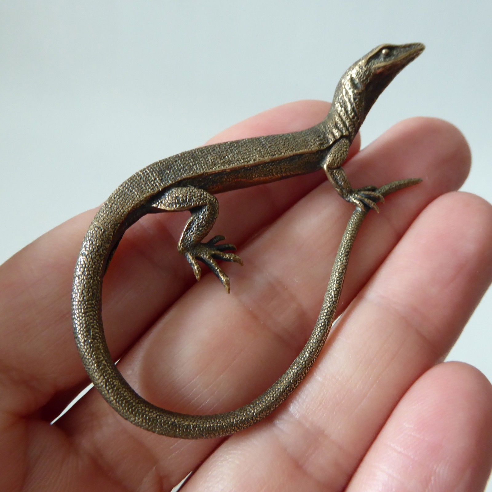 Ruth Waterhouse Tasmania bronze lizard/gecko realism brooch. Cast metal reptile - Image 10