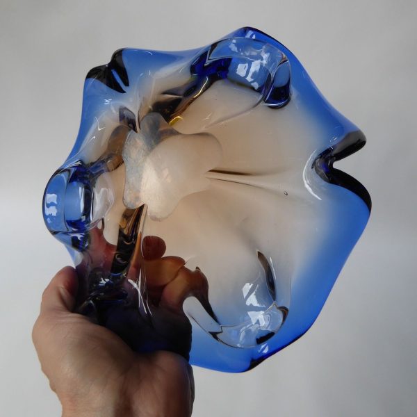 Vintage Czech art glass bowl, blue & peach 3-petal lobed + cased. 1970s 8" dish - Image 11
