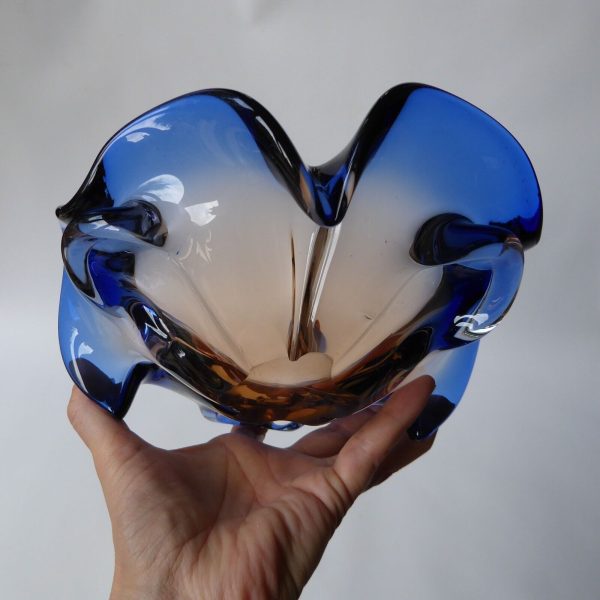 Vintage Czech art glass bowl, blue & peach 3-petal lobed + cased. 1970s 8" dish - Image 12