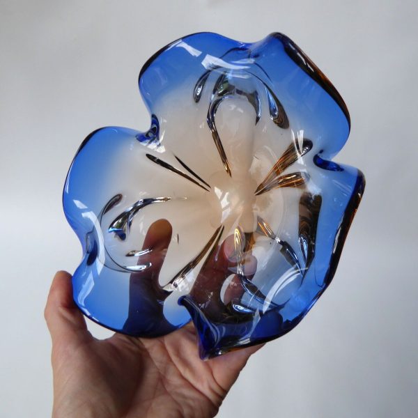Vintage Czech art glass bowl, blue & peach 3-petal lobed + cased. 1970s 8" dish - Image 13