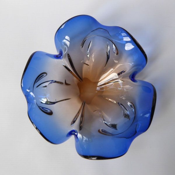 Vintage Czech art glass bowl, blue & peach 3-petal lobed + cased. 1970s 8" dish - Image 3