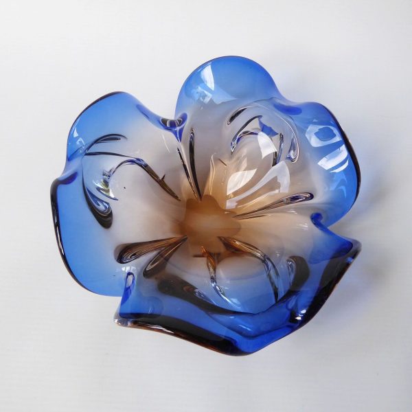Vintage Czech art glass bowl, blue & peach 3-petal lobed + cased. 1970s 8" dish - Image 4