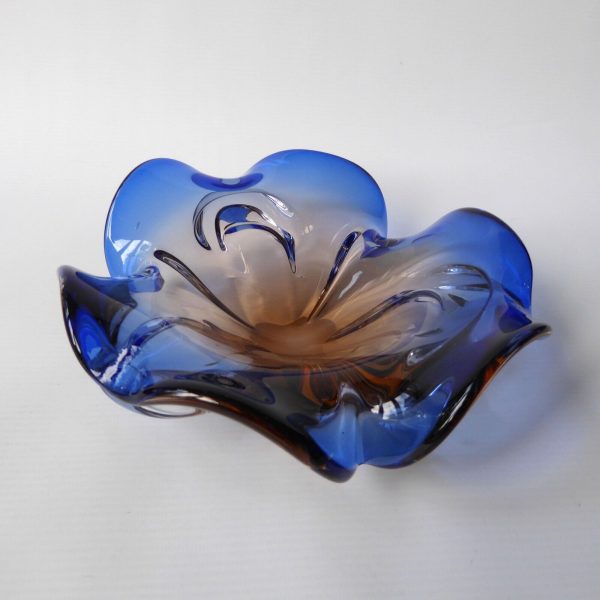 Vintage Czech art glass bowl, blue & peach 3-petal lobed + cased. 1970s 8" dish - Image 5