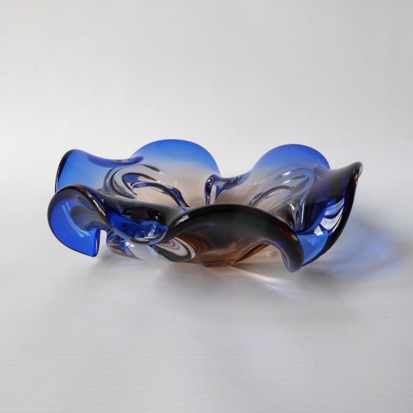 Vintage Czech art glass bowl, blue & peach 3-petal lobed + cased. 1970s 8" dish - Image 6