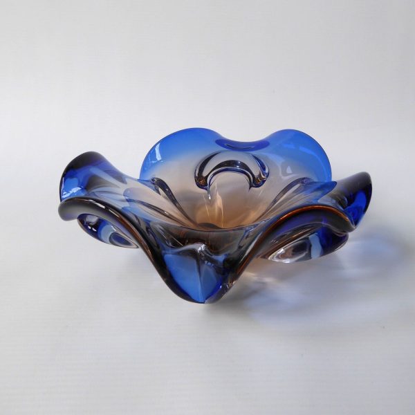 Vintage Czech art glass bowl, blue & peach 3-petal lobed + cased. 1970s 8" dish - Image 7