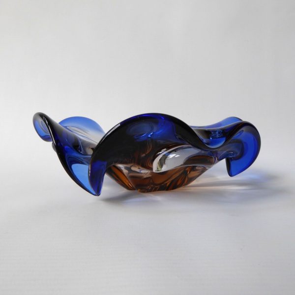 Vintage Czech art glass bowl, blue & peach 3-petal lobed + cased. 1970s 8" dish - Image 8
