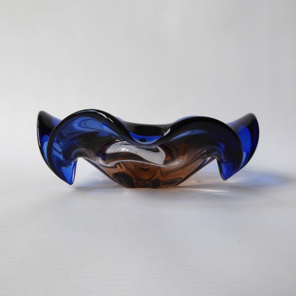 Vintage Czech art glass bowl, blue & peach 3-petal lobed + cased. 1970s 8" dish - Image 9