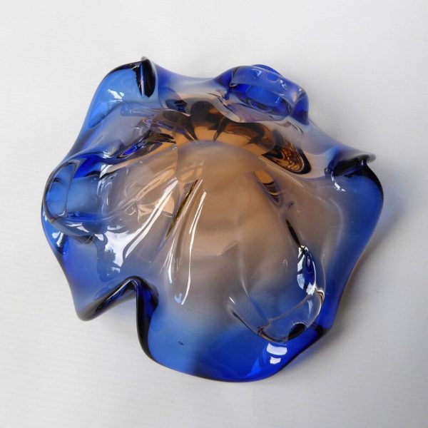Vintage Czech art glass bowl, blue & peach 3-petal lobed + cased. 1970s 8" dish - Image 10