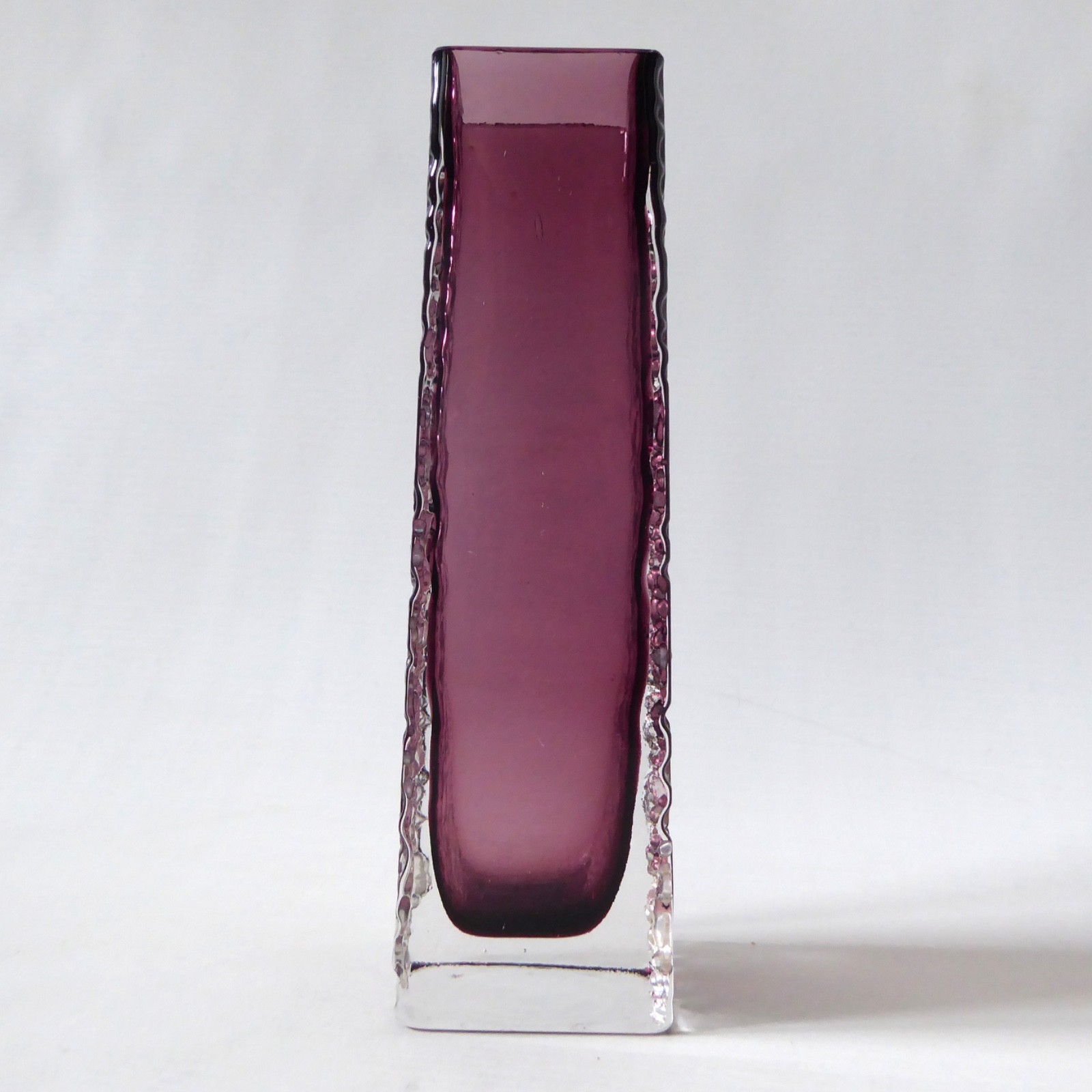 Whitefriars 9683 Aubergine purple 6.75" Nailhead vase. Vintage plum, 1970s. Chip - Image 6