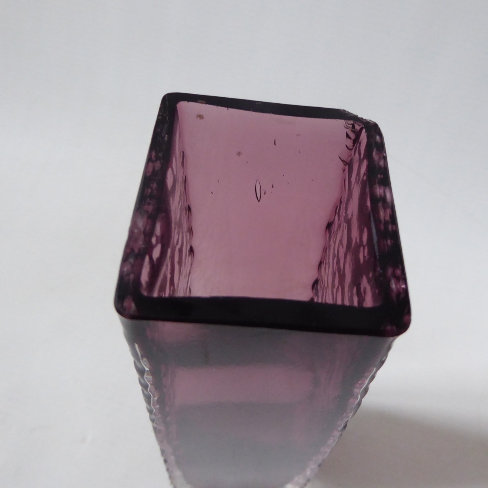 Whitefriars 9683 Aubergine purple 6.75" Nailhead vase. Vintage plum, 1970s. Chip - Image 7