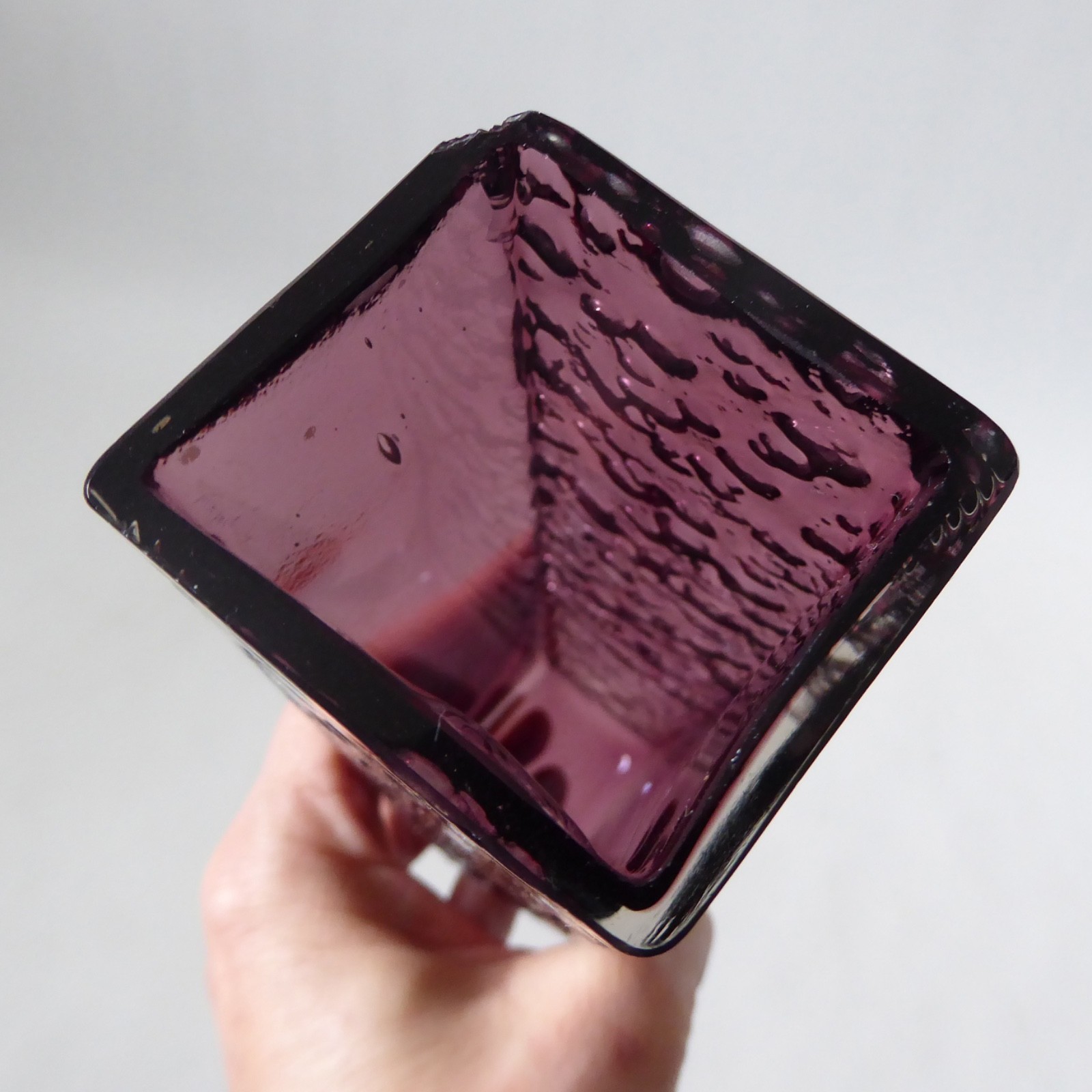 Whitefriars 9683 Aubergine purple 6.75" Nailhead vase. Vintage plum, 1970s. Chip - Image 8