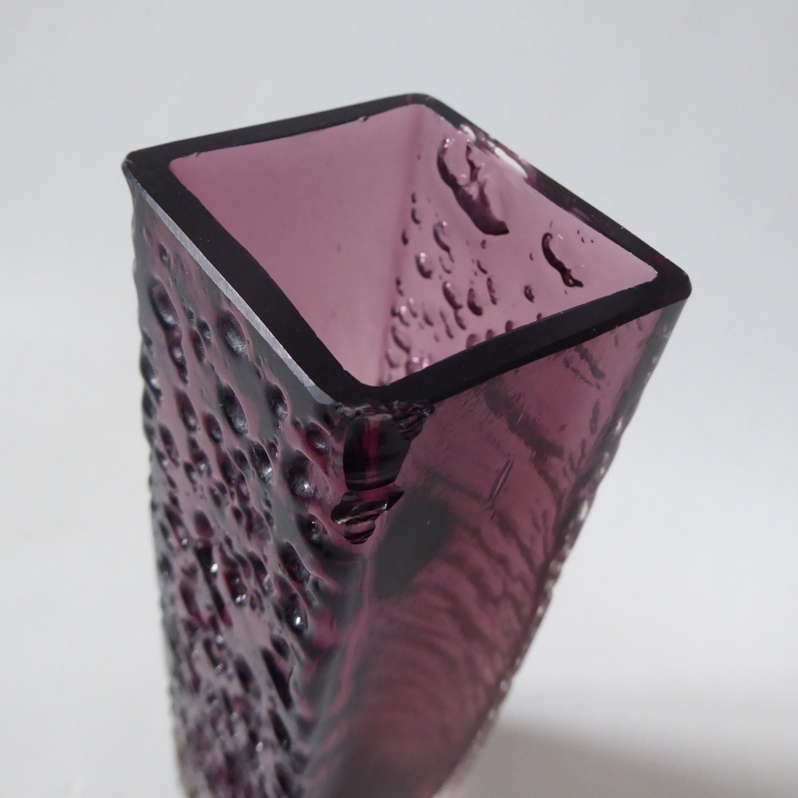 Whitefriars 9683 Aubergine purple 6.75" Nailhead vase. Vintage plum, 1970s. Chip - Image 9